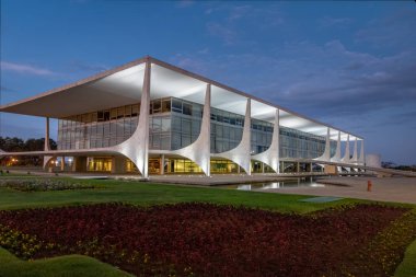 Brasilia, Brasil - 26 Ağustos 2018: Gece Planalto Sarayı - Brasilia, Distrito Federal, Brezilya