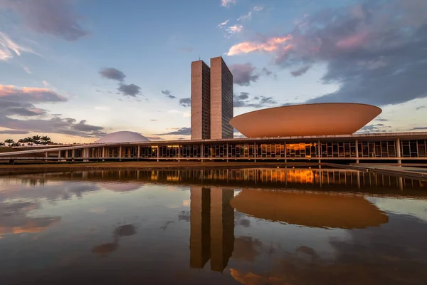 Brasilia, Brasil - 26 Ağustos 2018: Gün batımında Brezilya Ulusal Kongresi - Brasilia, Distrito Federal, Brezilya