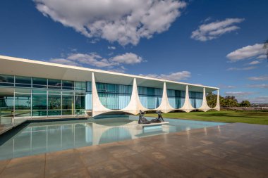 Brasilia, Brezilya - 29 Ağustos 2018: Alvorada Sarayı ve İlaras Heykeli by Ceschiatti - Brasilia, Distrito Federal, Brezilya - Brasilia, Distrito Federal, Brezilya