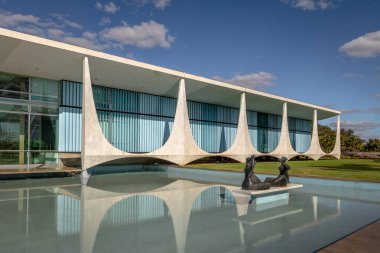 Brasilia, Brezilya - 29 Ağustos 2018: Alvorada Sarayı ve İlaras Heykeli by Ceschiatti - Brasilia, Distrito Federal, Brezilya - Brasilia, Distrito Federal, Brezilya