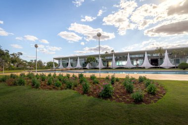 Brasilia, Brezilya - 29 Ağustos 2018: Alvorada Sarayı Bahçe ve yüzme havuzu - Brasilia, Distrito Federal, Brezilya