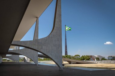 Brasilia, Brezilya - 26 Ağustos 2018: Planalto Sarayı ve Brezilya bayrağı - Brasilia, Distrito Federal, Brezilya
