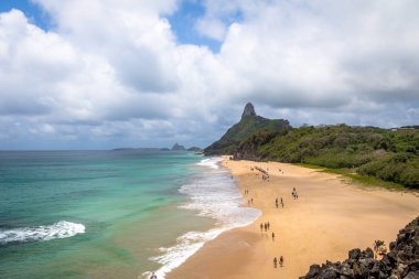 Fernando De Noronha, Brezilya - 2 Ekim 2017: İç deniz (Mar de Dentro) plajları ve yarın hava görünümünü yapmak Pico - Fernando de Noronha, Pernambuco, Brezilya