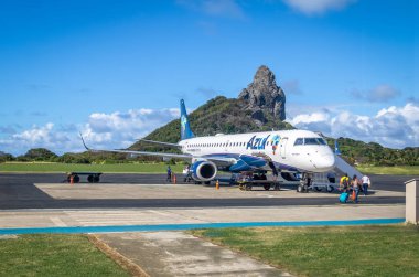 Fernando de Noronha, Brezilya - 10 Ekim 2017: Fernando de Noronha Havaalanı 'nda Morro do Pico ile birlikte uçak - Fernando de Noronha, Pernambuco, Brezilya