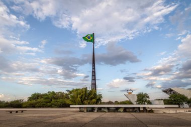 Brasilia, Brezilya - 26 Ağustos 2018: Üç güçler Plaza (Praça dos Tres Poderes) ve Brezilya bayrağı - Brasilia, Distrito Federal, Brezilya