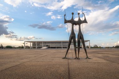 Brasilia, Brezilya - 26 Ağustos 2018: Candangos ya da savaşçı heykel üç güçler Plaza Planalto Sarayı arka planda - Brasilia, Distrito Federal, Brezilya ile