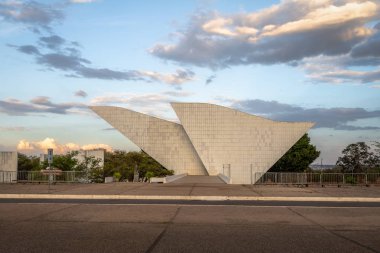 Brasilia, Brezilya - 26 Ağustos 2018: Tancredo Neves Pantheon, Anavatan ve özgürlük üç güçler Plaza (Praça dos Tres Poderes) - Brasilia, Distrito Federal, Brezilya