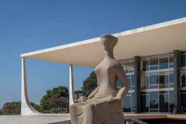 Brasilia, Brezilya - 26 Ağustos 2018: Adalet heykeli önünde Brezilya yüksek mahkeme (üstünlük mahkeme Federal - Stf) - Brasilia, Distrito Federal, Brezilya