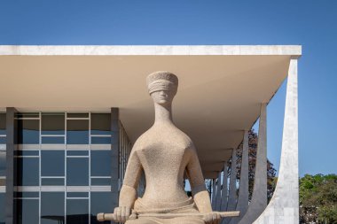 Brasilia, Brezilya - 26 Ağustos 2018: Adalet heykeli önünde Brezilya yüksek mahkeme (üstünlük mahkeme Federal - Stf) - Brasilia, Distrito Federal, Brezilya