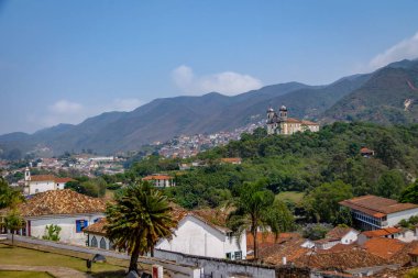 Sao Francisco de Paula kilise - Ouro Preto'daki, Minas Gerais, Brezilya ile Ouro Preto'daki şehrin havadan görünümü