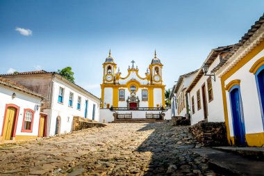 Tiradentes şehrinde renkli sömürge evleri ve kilise - Mina