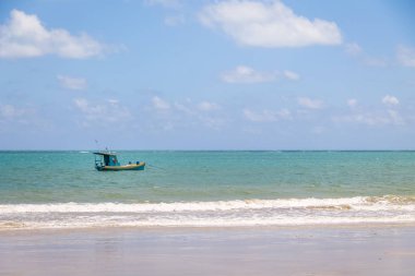 Küçük balıkçı teknesi Brezilya kıyılarında - Pirangi, Rio Grande yapmak Norte, Brezilya