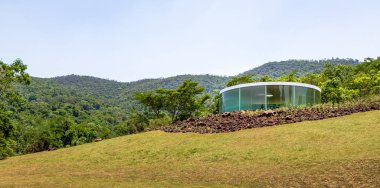 Brumadinho, Brezilya - Eki 14, 2015: Inhotim Kamu Çağdaş Sanat Müzesi'nde Doug Aitken tarafından Sonic Pavilion - Brumadinho, Minas Gerais, Brezilya