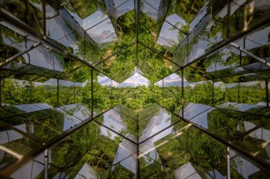 Brumadinho, Brezilya - 14 Ekim 2015: Caleidoscope görünümü ile ilgilenen makinenin Olafur Eliasson Inhotim kamu Çağdaş Sanat Müzesi - Brumadinho, Minas Gerais, Brezilya tarafından