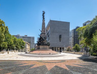 Porto Alegre, Brezilya - 19 Ocak 2018: Mareşal Deodoro Meydanı, Julio de Castilhos Anıtı ve Adalet Sarayı (Palacio de Justica) - Porto Alegre, Rio Grande do Sul, Brezilya