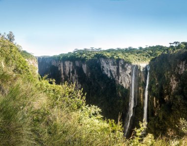 Aparados da Serra Milli Parkı'ndaki Itaimbezinho Kanyonu Şelalesi - Cambara do Sul, Rio Grande do Sul, Brezilya