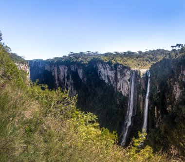 Aparados da Serra Milli Parkı'ndaki Itaimbezinho Kanyonu Şelalesi - Cambara do Sul, Rio Grande do Sul, Brezilya