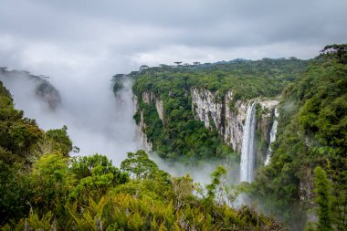 Itaimbezinho Canyon şelale sis, Aparados da Serra Milli Parkı - Cambara ile do Sul, Rio Grande yapmak Sul, Brezilya