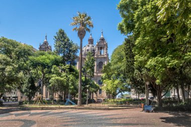 Şehir merkezindeki Marechal Deodoro meydanı ve Porto Alegre Metropolitan Katedrali - Porto Alegre, Rio Grande do Sul, Brezilya