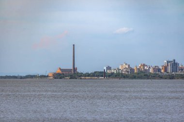 Usina do Gasometro gaz tesisi ve şehir manzarası Guaiba Nehri - Porto Alegre, Rio Grande do Sul, Brezilya
