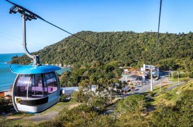 Praia de Laranjeiras Plajı 'ndaki teleferik - Balnear io Camboriu, Santa Catarina, Brezilya
