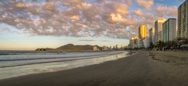 Panoramik Balneario Camboriu plaj ve manzarası batımında - Balneario Camboriu, Santa Catarina, Brezilya