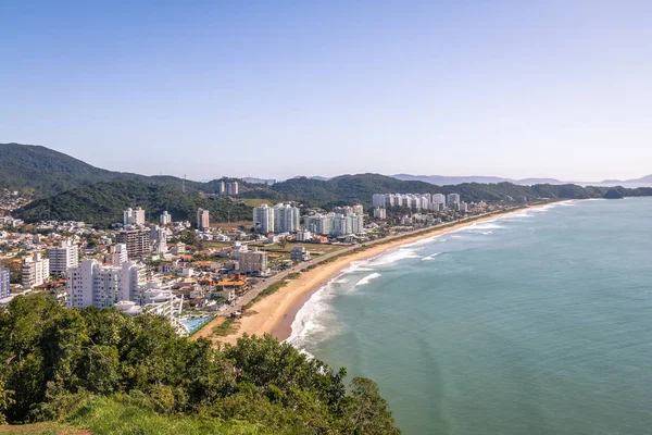 Itajai şehir ve Praia Brava Beach - Balneario Camboriu, Santa Catarina, Brezilya Hava görünümünü