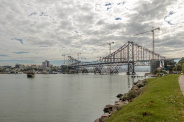 Hercilio Luz Köprüsü - Florianopolis, Santa Catarina, Brezilya adlı alarak onarım yerleştirin