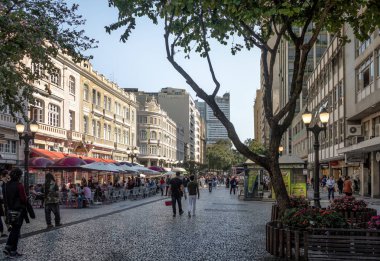 Curitiba, Brezilya - 23 Ağustos 2017: Çiçek Sokağı (Rua das Flores) ve Palacio Avenida (Avenida Sarayı) - Curitiba, Parana, Brezilya