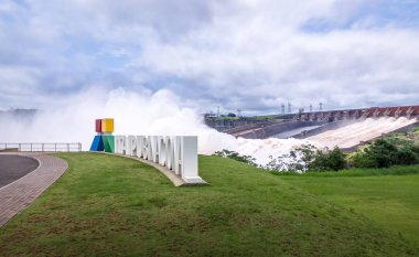 Bir Foz Do Iguaçu, Brezilya - 3 Aralık 2015: Dolusavak Itaipu Barajı işareti - Brezilya ve Paraguay kenarlık