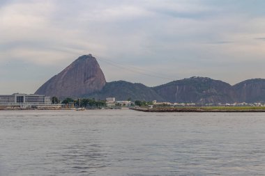 Guanabara Körfezi ve Rio de Janeiro Havaalanı'ndan Sugar Loaf Dağı manzarası - Rio de Janeiro, Brezilya