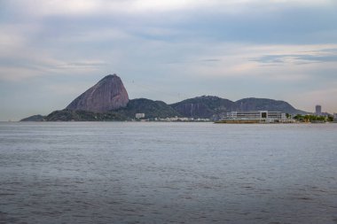 Sugar Loaf Dağı ile Guanabara körfezirio de Janeiro siluet görünümü - Rio de Janeiro, Brezilya