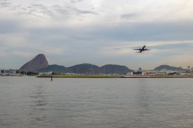 Rio de Janeiro Havaalanı'nda Sugar Loaf ile arka planda Uçak Kalkış - Rio de Janeiro, Brezilya