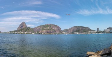 Uçak uçan Sugar Loaf Dağı - Rio de Janeiro, Brezilya üzerinden panoramik manzaralı