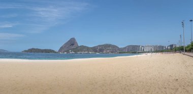 Aterro do Flamengo plajı ve Sugar Loaf Dağı'nın panoramik manzarası - Rio de Janeiro, Brezilya