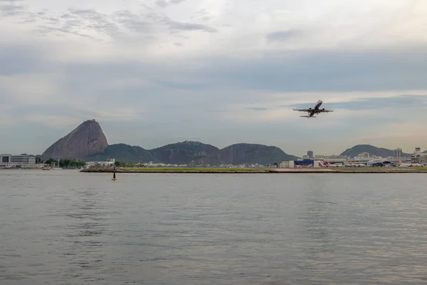 Aereo Decollare All Aeroporto Rio Janeiro Con Pan Zucchero Sullo — Foto Stock