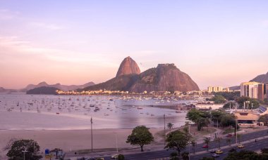 Botafogo, Guanabara Körfezi ve Sugar Loaf Dağı'nın pembe gün batımı ile havadan görünümü - Rio de Janeiro, Brezilya