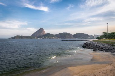 Marina da Gloria Beach ve Sugar Loaf Dağı arka planda - Rio de Janeiro, Brezilya