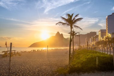 Gün batımında Ipanema Plajı ve İki Kardeş (Dois Irmaos) Dağı - Rio de Janeiro, Brezilya