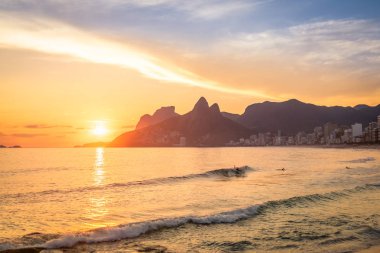 Gün batımında Ipanema Plajı ve İki Kardeş (Dois Irmaos) Dağı - Rio de Janeiro, Brezilya