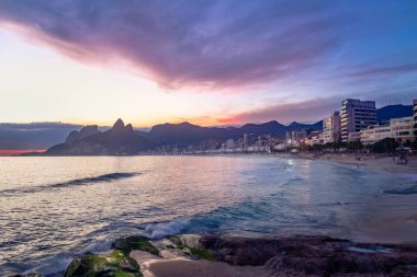Rio de Janeiro plaj manzarası ile mor ışık - Rio de Janeiro, Brezilya gün batımında
