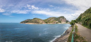 Urca dağ yolu, Praia Vermelha (Kızıl Plaj) ve Guanabara Körfezi panoramik görünümü - Rio de Janeiro, Brezilya