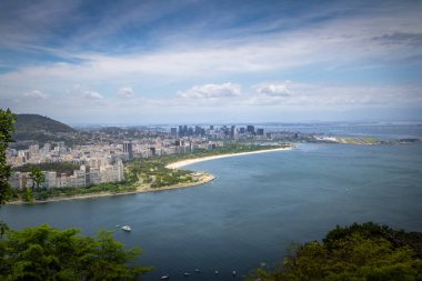 Rio de Janeiro, Guanabara Körfezi ve Flamengo Parkı'nın panoramik havadan görünümü - Rio de Janeiro, Brezilya