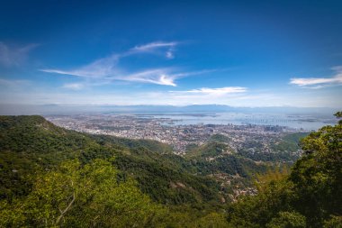 Şehir merkezinde Rio de Janeiro, Guanabara Körfezi ve Rio-Niteroi Köprüsü - Rio de Janeiro, Brezilya havadan görünümü