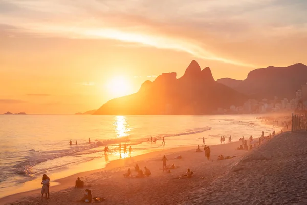 Gün Batımında Ipanema Plajı Kardeş Dois Irmaos Dağı Rio Janeiro — Stok fotoğraf