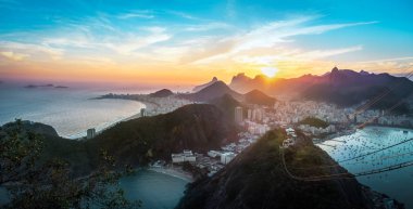 Rio de Janeiro Coast Copacabana Praia Vermelha plaj, Urca ve Corcovado Dağı'nda günbatımı - Rio de Janeiro, Brezilya ile havadan görünümü