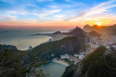 Rio de Janeiro Coast Copacabana ve Praia Vermelha Plajı gün batımında - Rio de Janeiro, Brezilya ile havadan görünümü