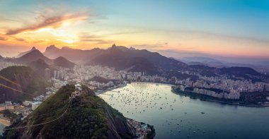 Rio de Janeiro Urca ve Corcovado dağ ve Guanabara Körfezi - Rio de Janeiro, Brezilya ile gün batımında havadan görünümü