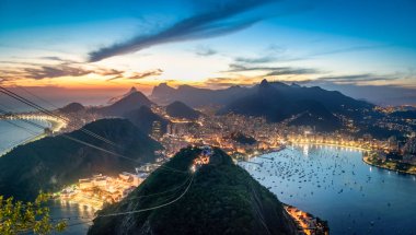 Rio de Janeiro Urca ve Corcovado dağ ve Guanabara Körfezi - Rio de Janeiro, Brezilya ile gün batımında havadan görünümü
