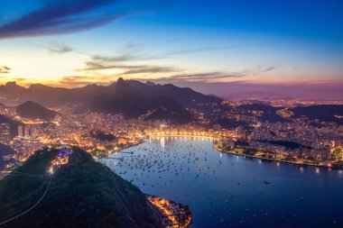 Rio de Janeiro Urca ve Corcovado dağ ve Guanabara Körfezi - Rio de Janeiro, Brezilya ile gece havadan görünümü